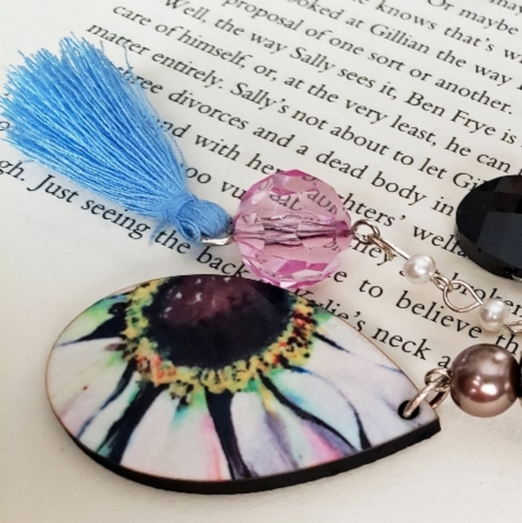 Artsy Daisy Necklace - Picture 8 of 11